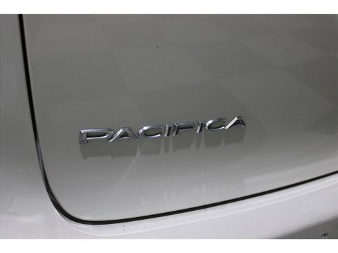 Used 2021 Chrysler Pacifica Touring-L image 17