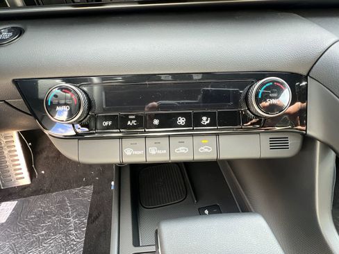 Used 2025 Hyundai Elantra Sport image 29