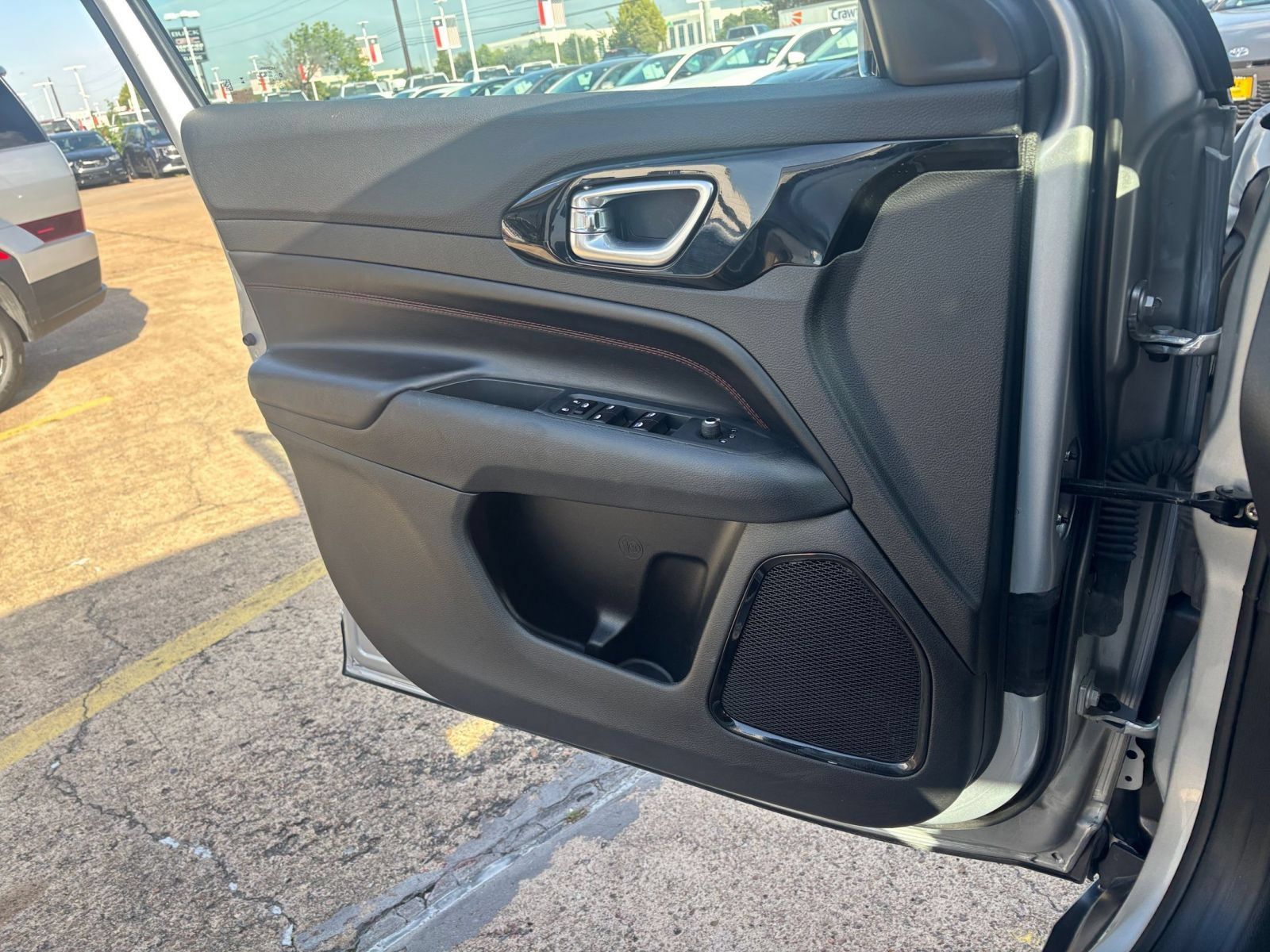 Used 2025 Jeep Compass Trailhawk AWD/4WD image 18