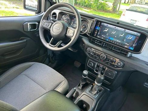 Certified 2025 Jeep Gladiator Sport AWD/4WD image 10