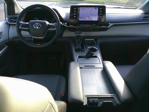 Used 2021 Toyota Sienna XSE image 32