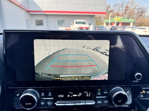 Used 2023 Toyota Highlander XLE image 18