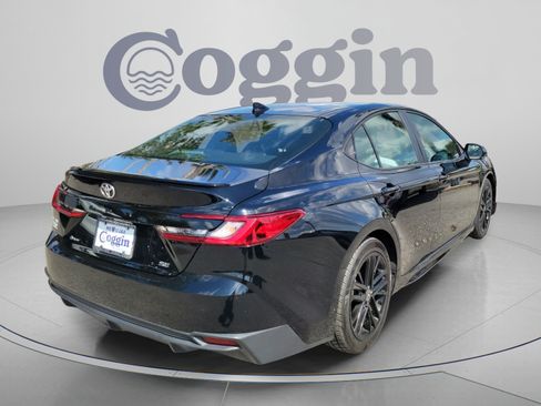 Used 2025 Toyota Camry SE FWD image 3