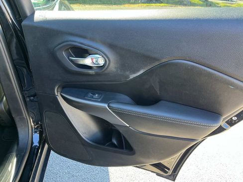 Used 2020 Jeep Cherokee Limited image 19