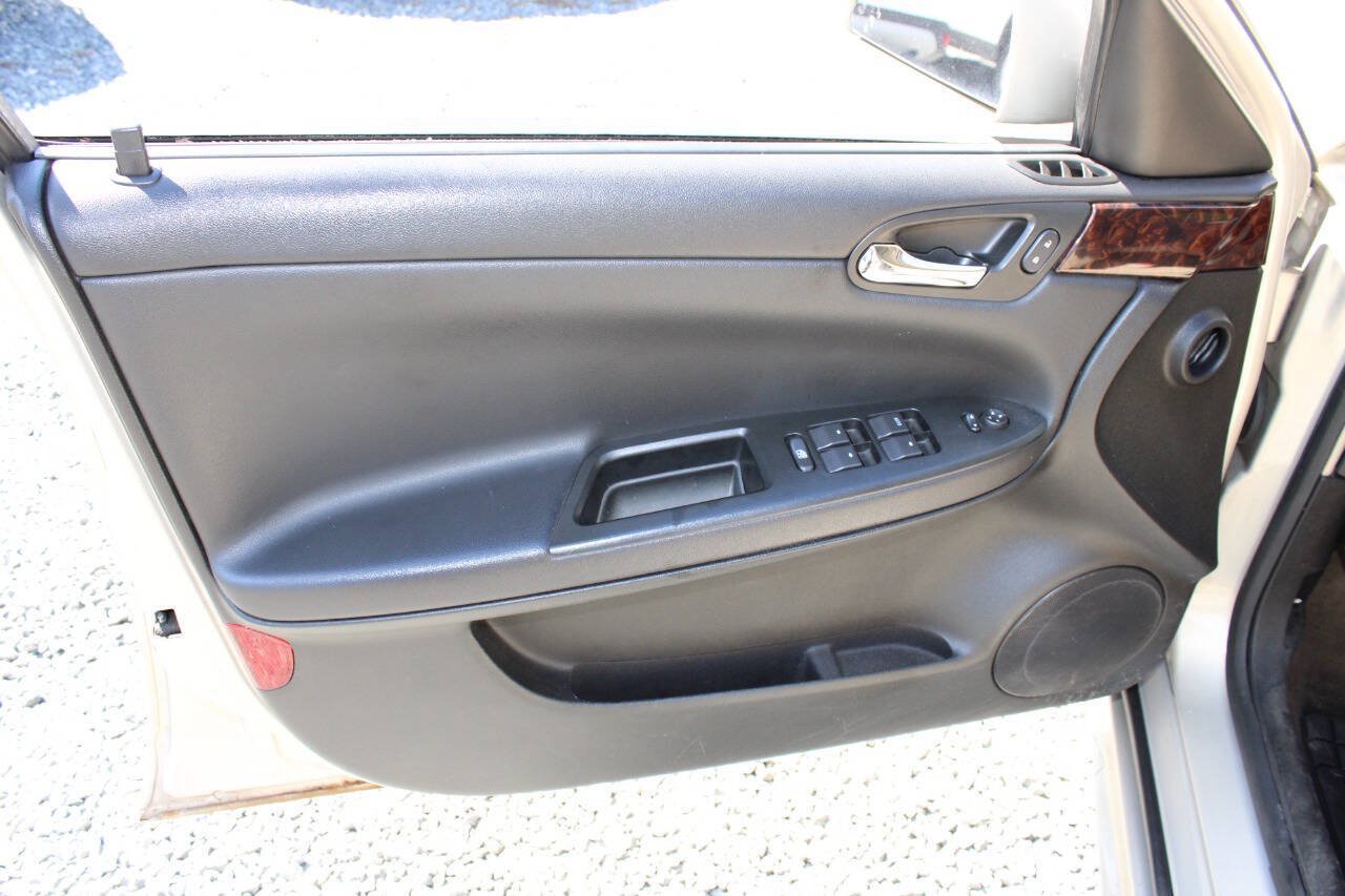 Used 2012 Chevrolet Impala LTZ FWD image 19