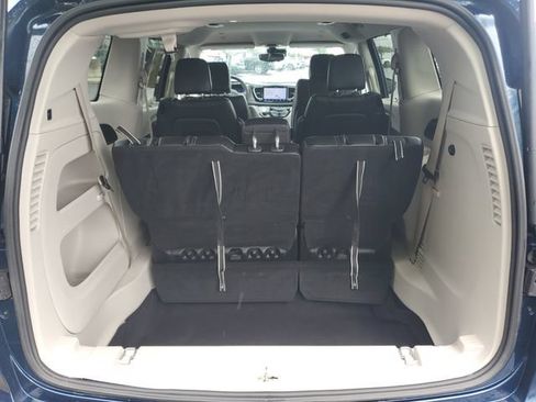 Used 2023 Chrysler Pacifica Touring-L FWD image 8