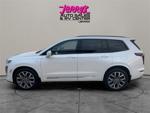 Used 2024 Cadillac XT6 Sport w/ Technology Package image 2