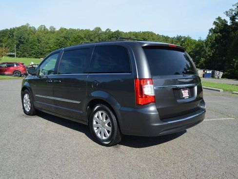 Used 2015 Chrysler Town & Country Touring FWD image 7