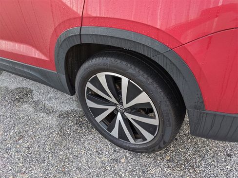 Certified 2022 Volkswagen Taos SE image 10