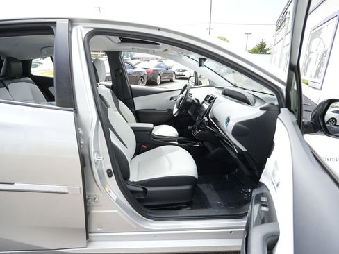 Used 2017 Toyota Prius Four w/ Advanced Technology Package FWD image 29