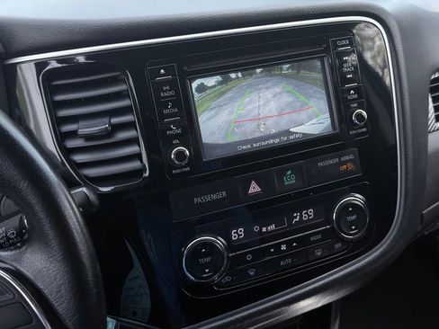 Used 2017 Mitsubishi Outlander ES AWD/4WD image 14