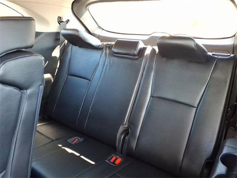 Used 2023 Toyota Highlander XLE image 8