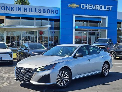 Used 2024 Nissan Altima 2.5 SV FWD image 2