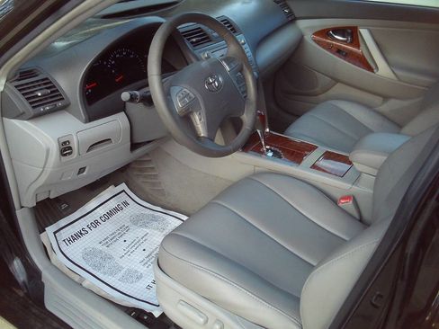 Used 2011 Toyota Camry LE FWD image 10