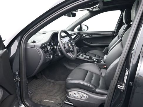 Used 2026 Porsche Macan image 4