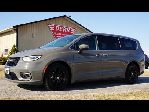Used 2023 Chrysler Pacifica Touring-L image 1