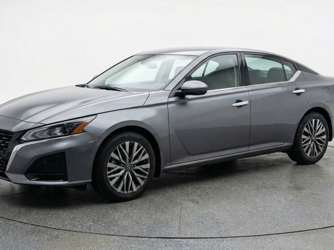 Used 2025 Nissan Altima 2.5 SV image 3