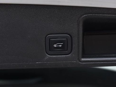Used 2022 GMC Terrain SLT w/ Tech Package FWD image 31