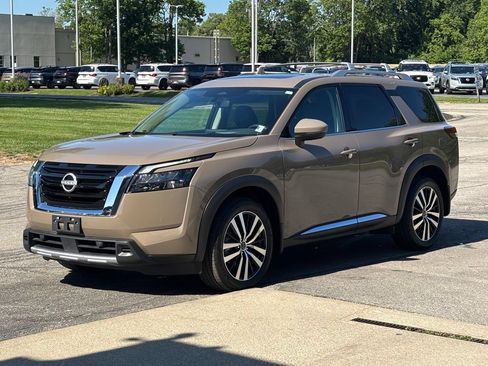 Used 2025 Nissan Pathfinder Platinum AWD/4WD image 9