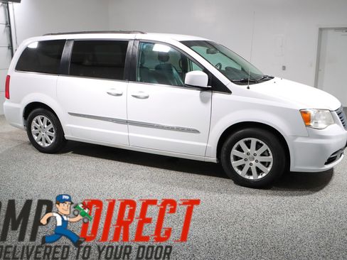 Used 2014 Chrysler Town & Country Touring image 6