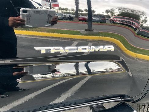 Used 2017 Toyota Tacoma TRD Sport w/ Tow Package image 10