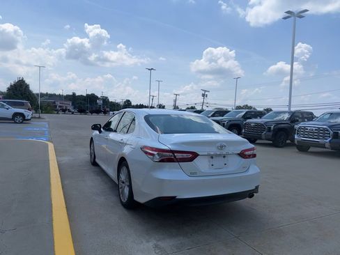 Used 2018 Toyota Camry XLE FWD image 4