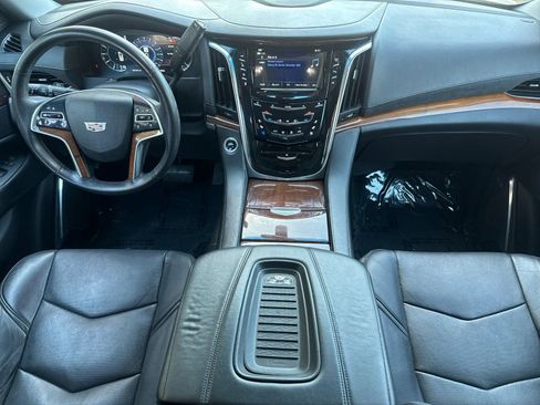 Used 2018 Cadillac Escalade Base image 12