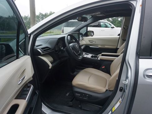 Used 2022 Toyota Sienna XLE FWD image 2
