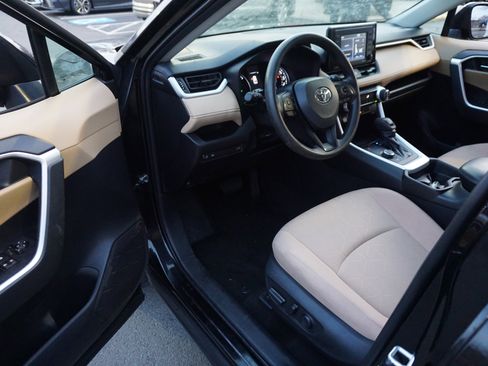 Used 2021 Toyota RAV4 XLE w/ Convenience Package image 7