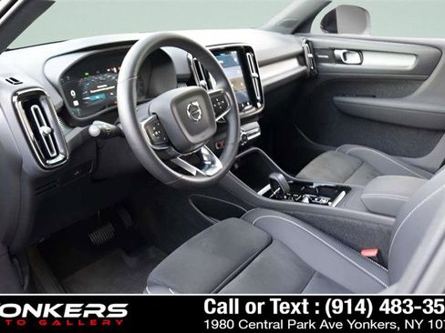 Used 2023 Volvo XC40 B5 Ultimate w/ Protection Package Premier image 34