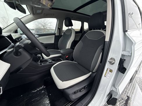 New 2026 Volkswagen Taos SE image 13