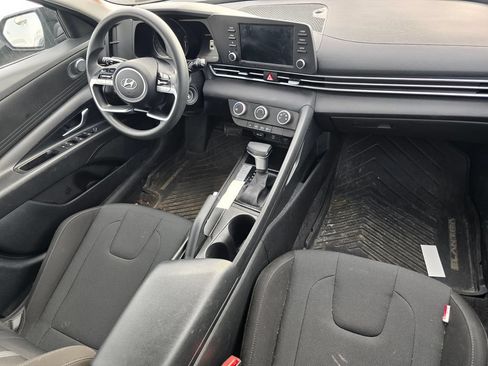 Used 2021 Hyundai Elantra SE FWD image 13