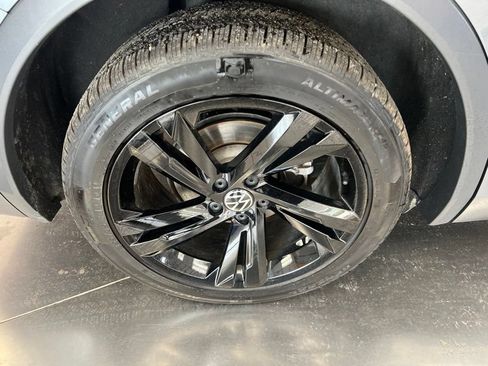 Used 2023 Volkswagen Tiguan SE R-Line FWD image 9