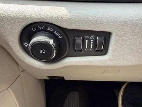 Used 2024 Chrysler Pacifica Touring-L FWD image 28
