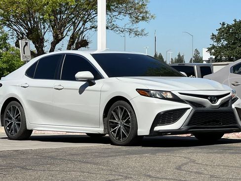 Used 2022 Toyota Camry SE image 10