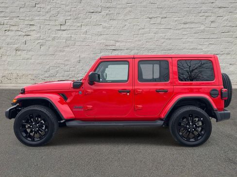 Used 2025 Jeep Wrangler Sahara image 2