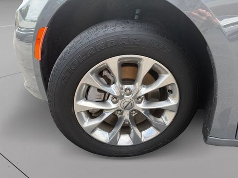Used 2022 Chrysler Pacifica Touring-L AWD/4WD image 9