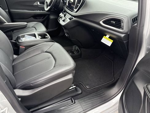 New 2026 Chrysler Pacifica Select FWD image 36