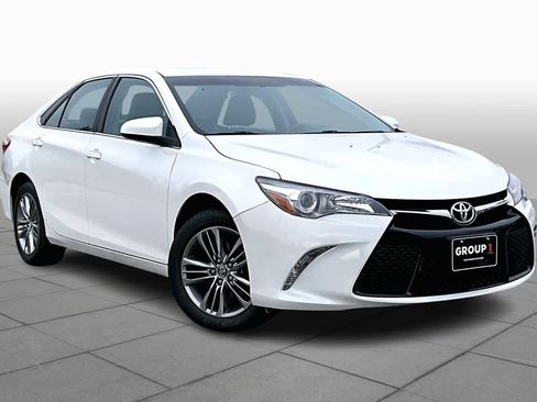 Used 2017 Toyota Camry SE image 2
