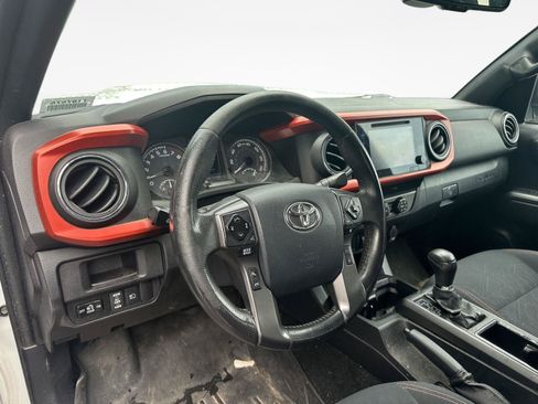 Used 2019 Toyota Tacoma TRD Sport AWD/4WD image 11
