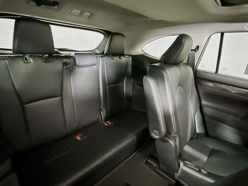 Certified 2022 Toyota Highlander Platinum image 28