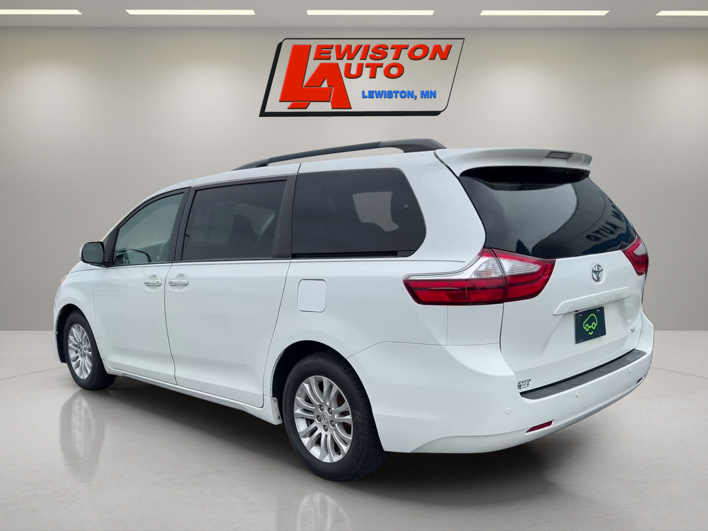 Used 2017 Toyota Sienna XLE FWD image 3