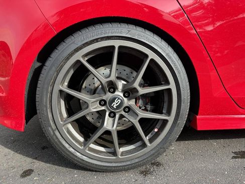 Used 2017 Volkswagen Golf R 4-Door image 5