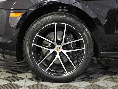 Certified 2025 Porsche Macan image 37