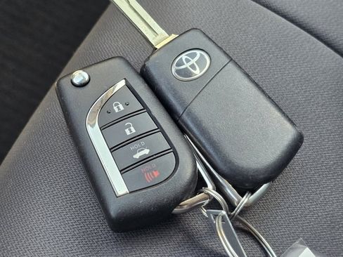 Used 2018 Toyota Camry LE FWD image 31