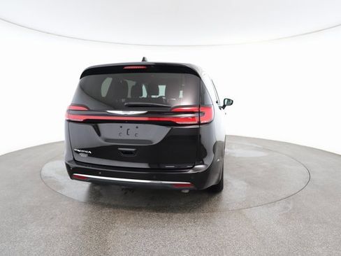 Used 2024 Chrysler Pacifica Touring-L image 15