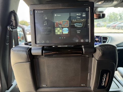 Used 2021 Chrysler Pacifica Touring-L w/ Uconnect Theater Family Group AWD/4WD image 27