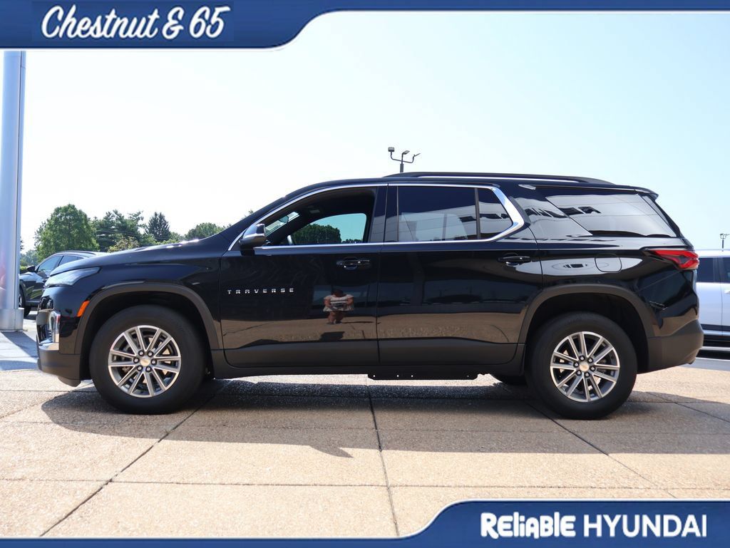 Used 2023 Chevrolet Traverse LT FWD image 3