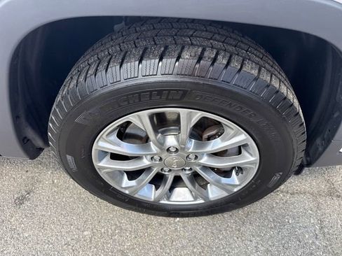 Used 2019 Jeep Cherokee Latitude Plus w/ Cold Weather Group AWD/4WD image 12