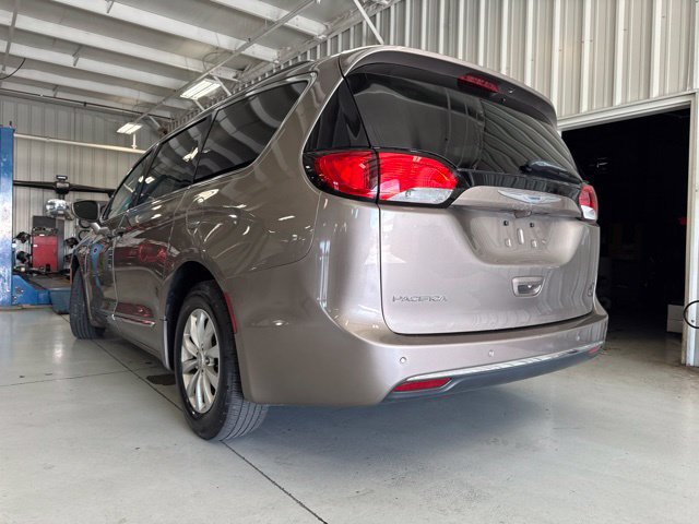 Used 2017 Chrysler Pacifica Touring-L FWD image 9